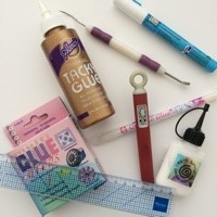 Lijm, tools, linialen onmisbaar bij het maken van kaarten Tacky glue, Zig Lijmpen, PVA glue, Glue Dots, Scratcher, Liniaal
