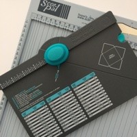 Hobbytools Scor-Pal scoring board en de We R Memory Keeper Punch Board